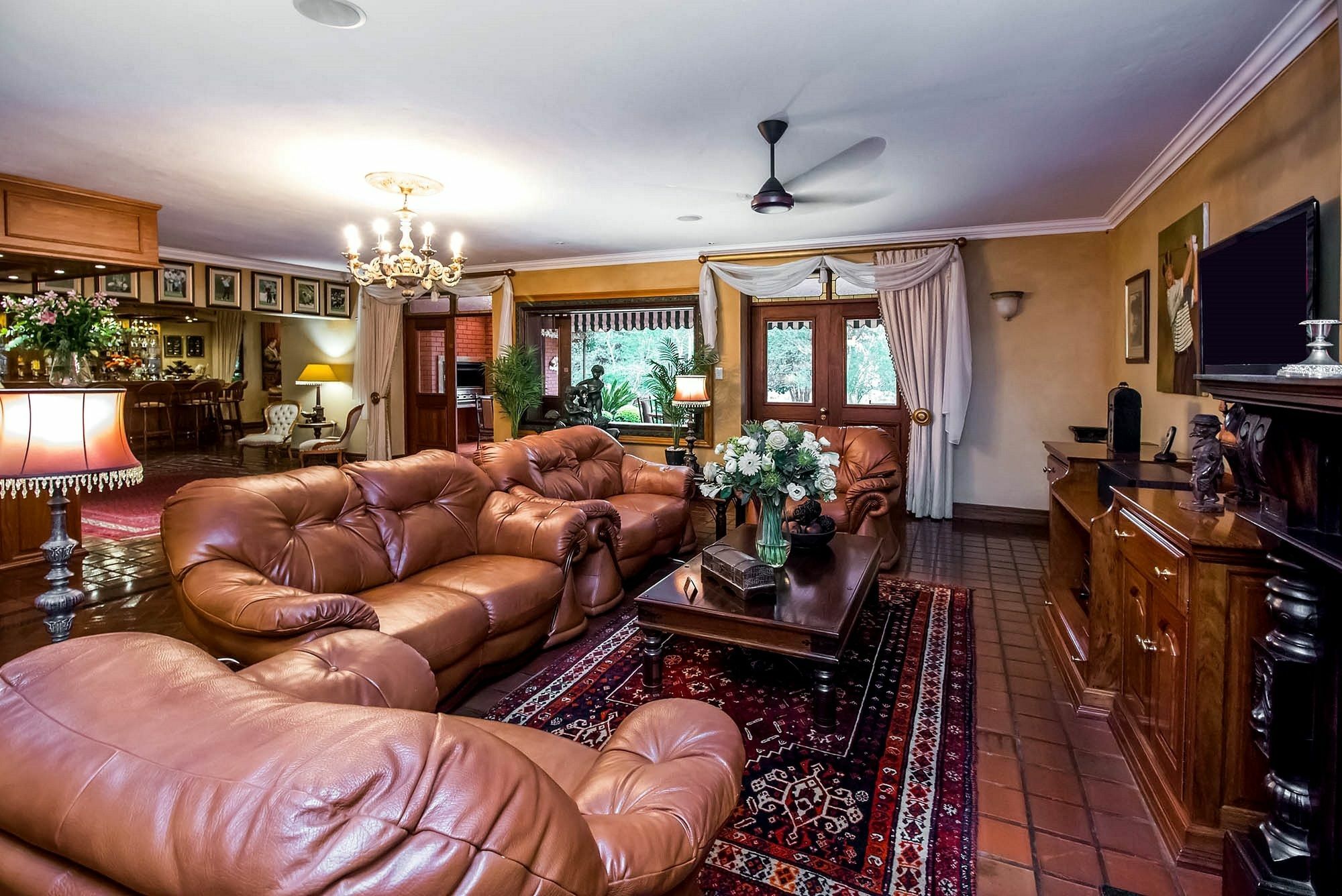 The Woodpecker Inn Претория Екстериор снимка